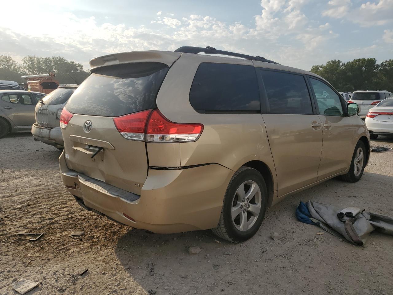 2012 Toyota Sienna Le - Image 3