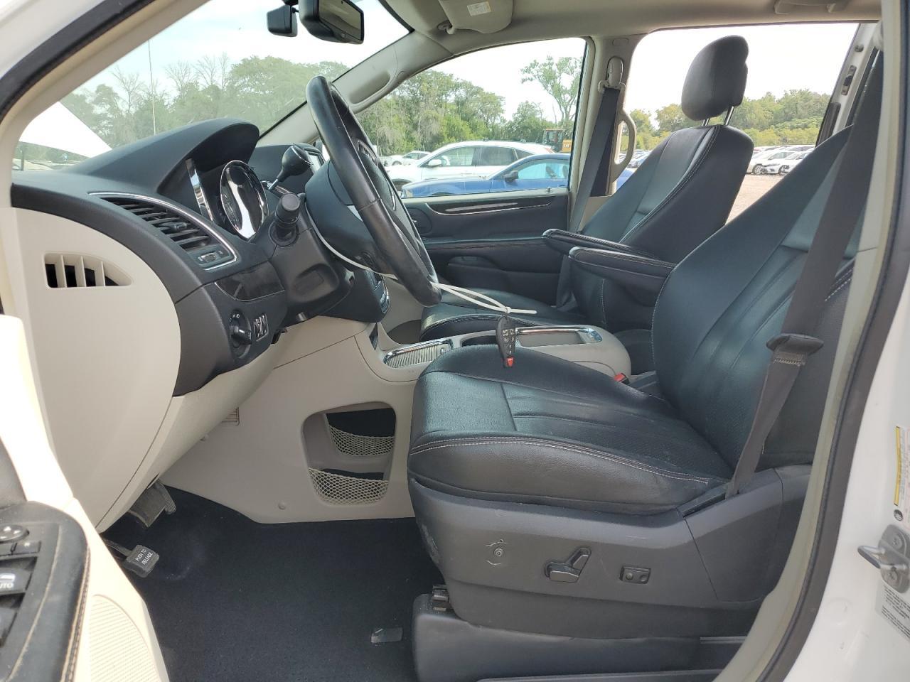 2016 Chrysler Town & Country Touring L - Фото 7