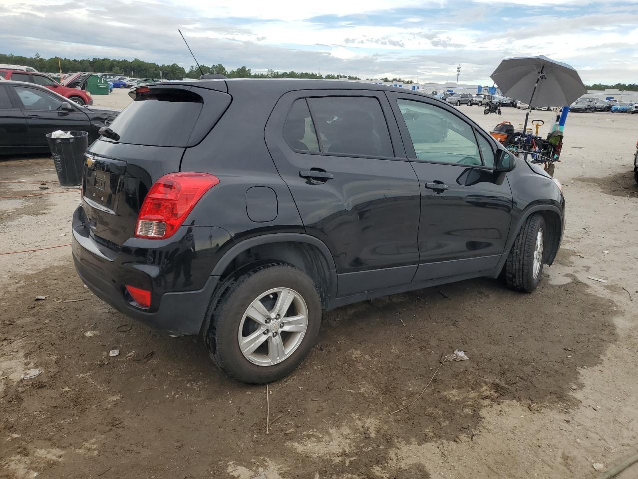 2022 Chevrolet Trax Ls - Image 3