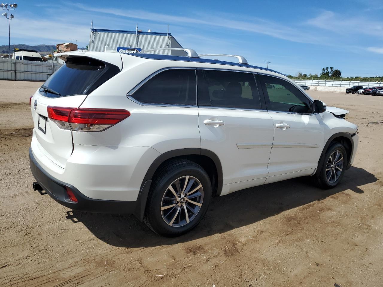 2017 Toyota Highlander Se - Фото 3
