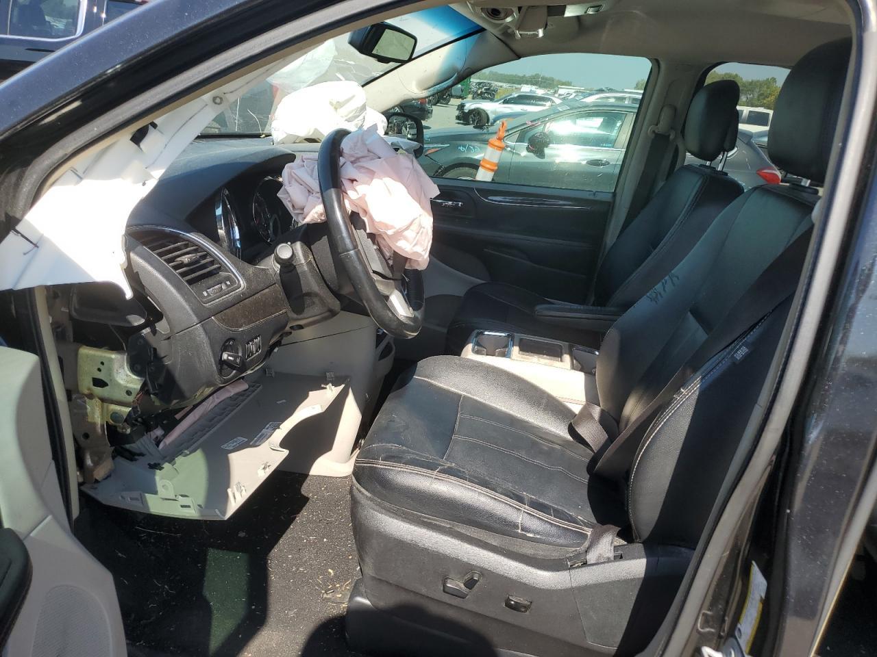 2016 Chrysler Town & Country Touring - Image 7