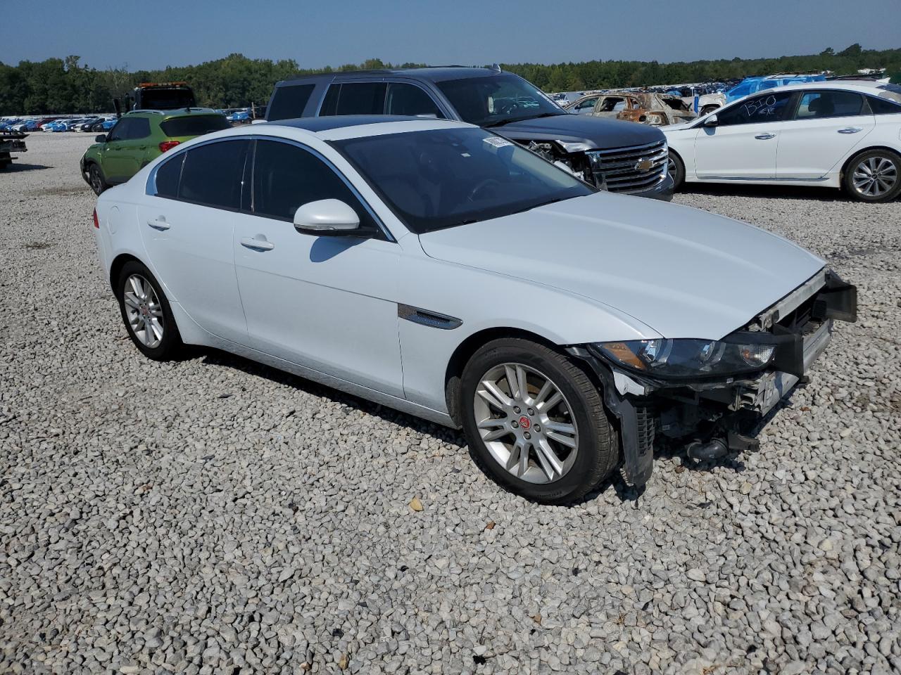 2017 Jaguar Xe Premium - Фото 4