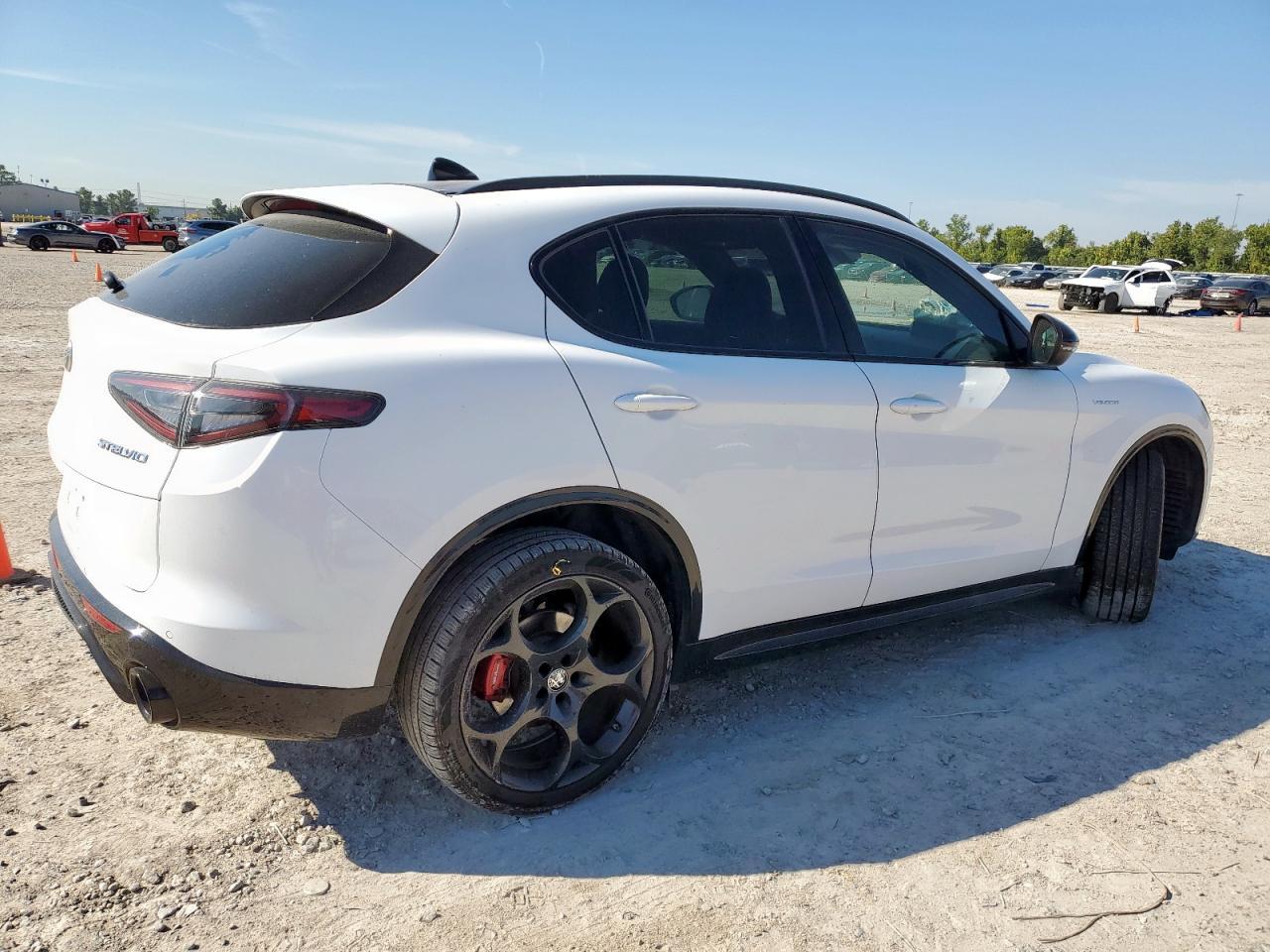 2024 Alfa Romeo Stelvio Ti - Image 3