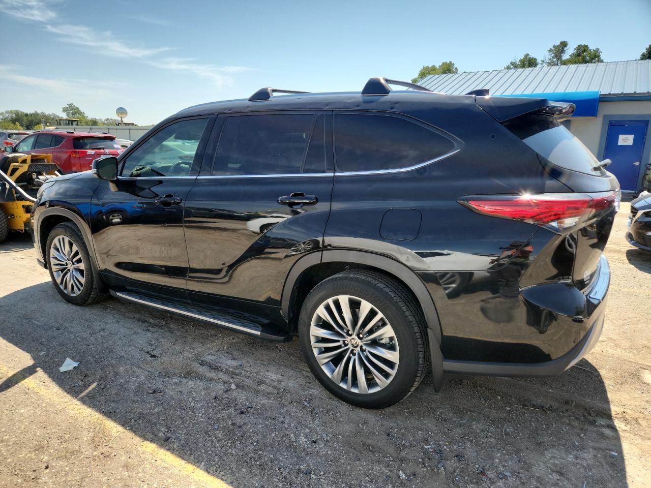 2022 Toyota Highlander Platinum - Image 2