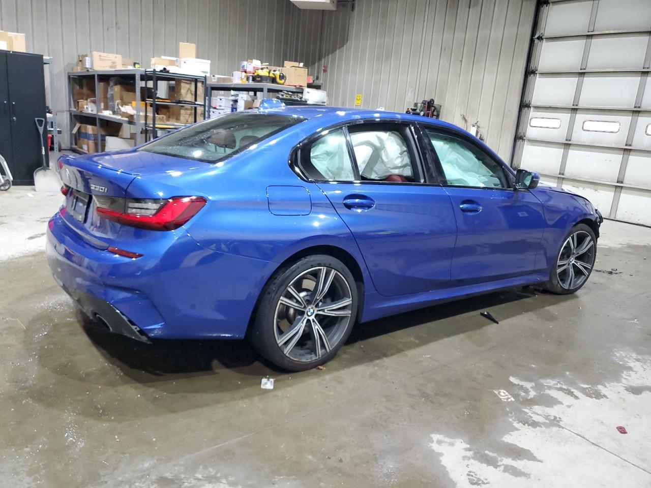 2022 BMW 330Xi - Фото 3
