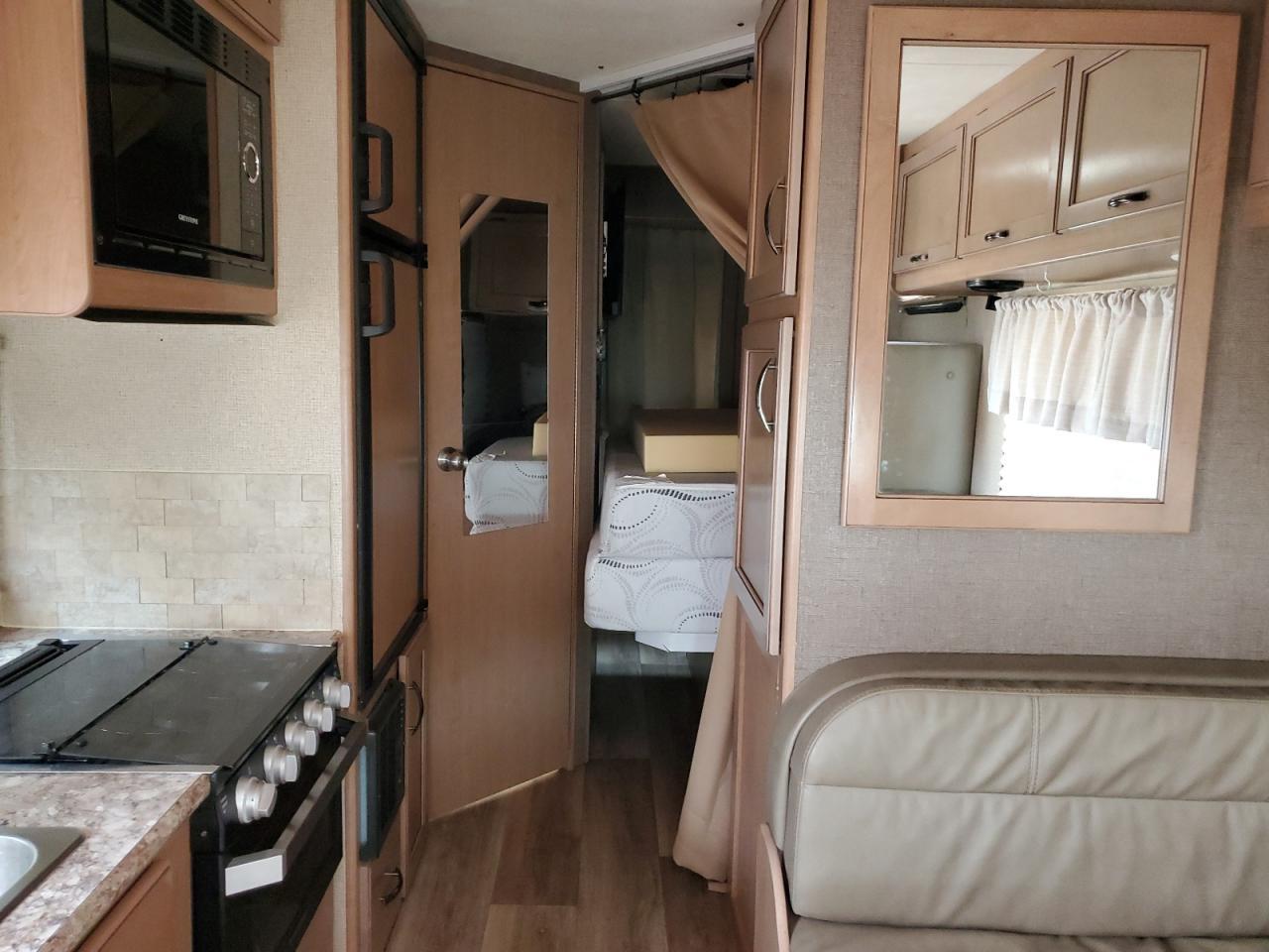 2018 Ford Econoline E350 Super Duty Cutaway Van - Фото 6