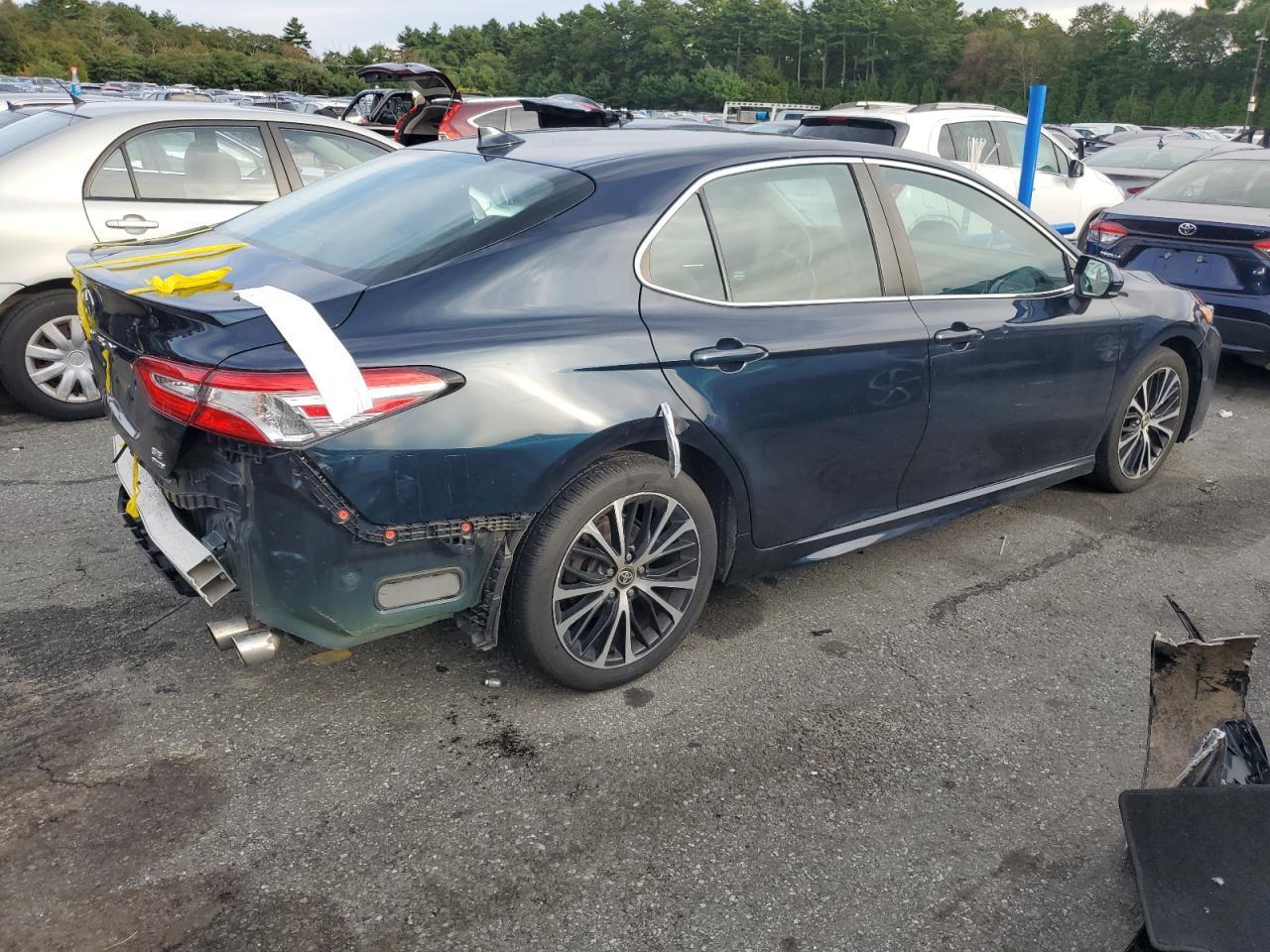 2020 Toyota Camry Se - Фото 3