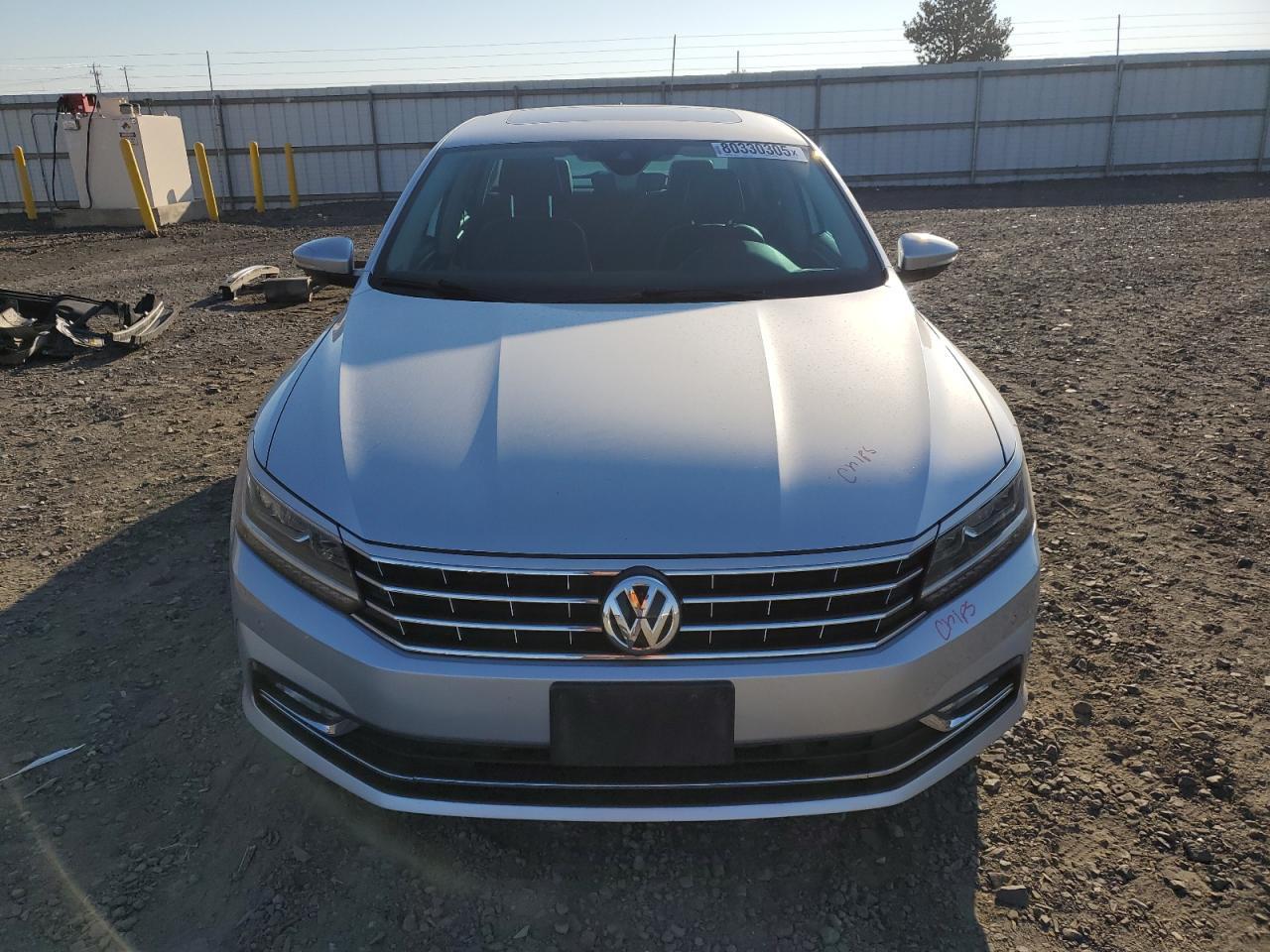2016 Volkswagen Passat Sel Premium - Image 5