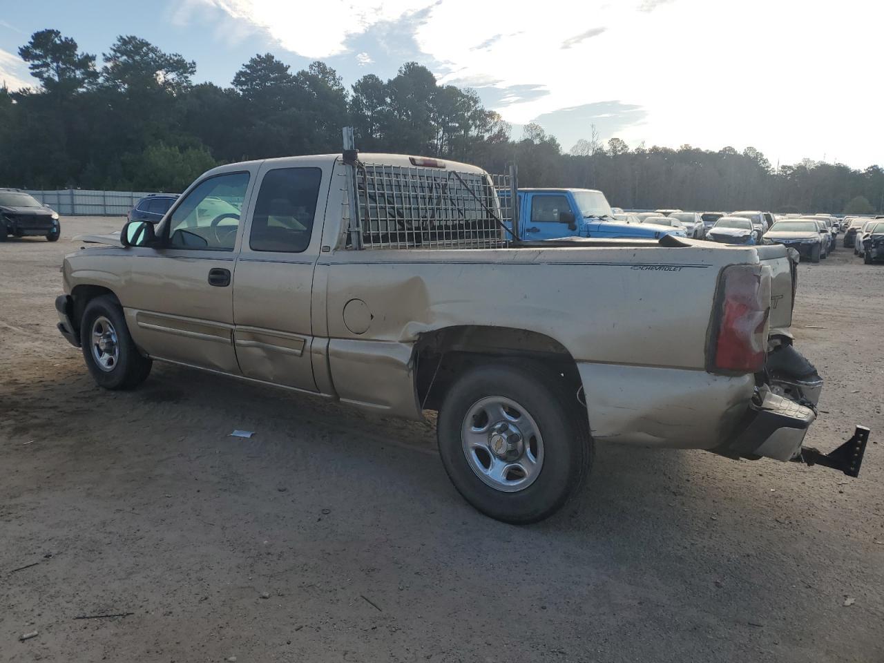 2004 Chevrolet Silverado C1500 - Image 2