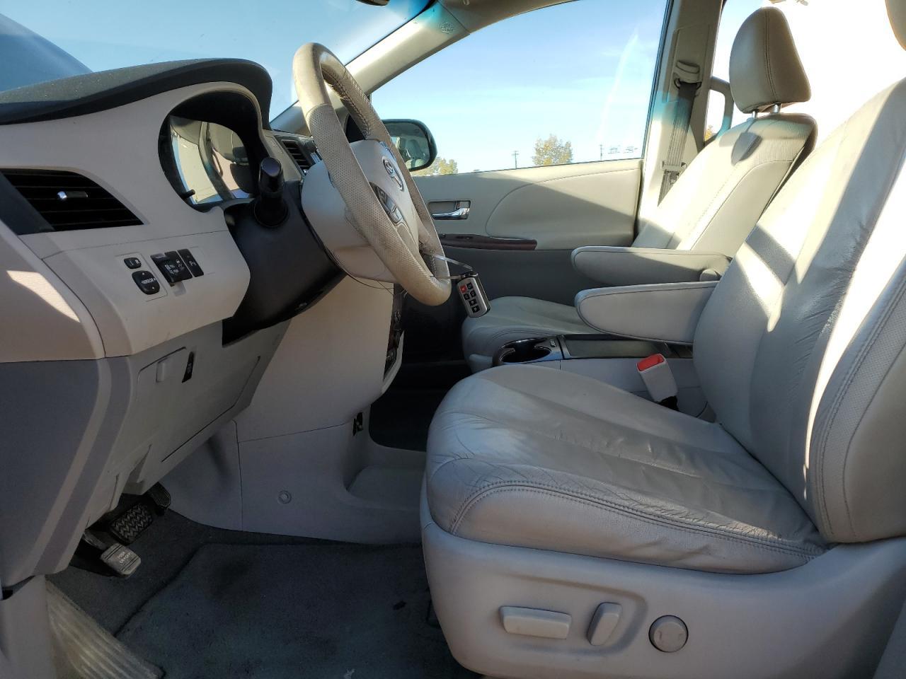 2011 Toyota Sienna Xle - Image 7