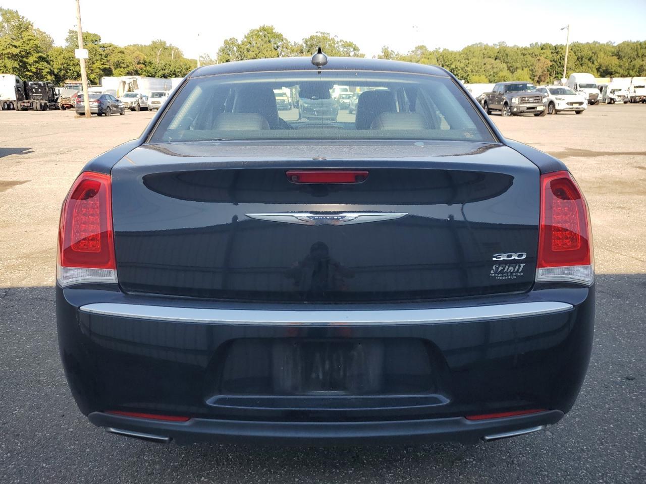 2016 Chrysler 300 Limited - Фото 6