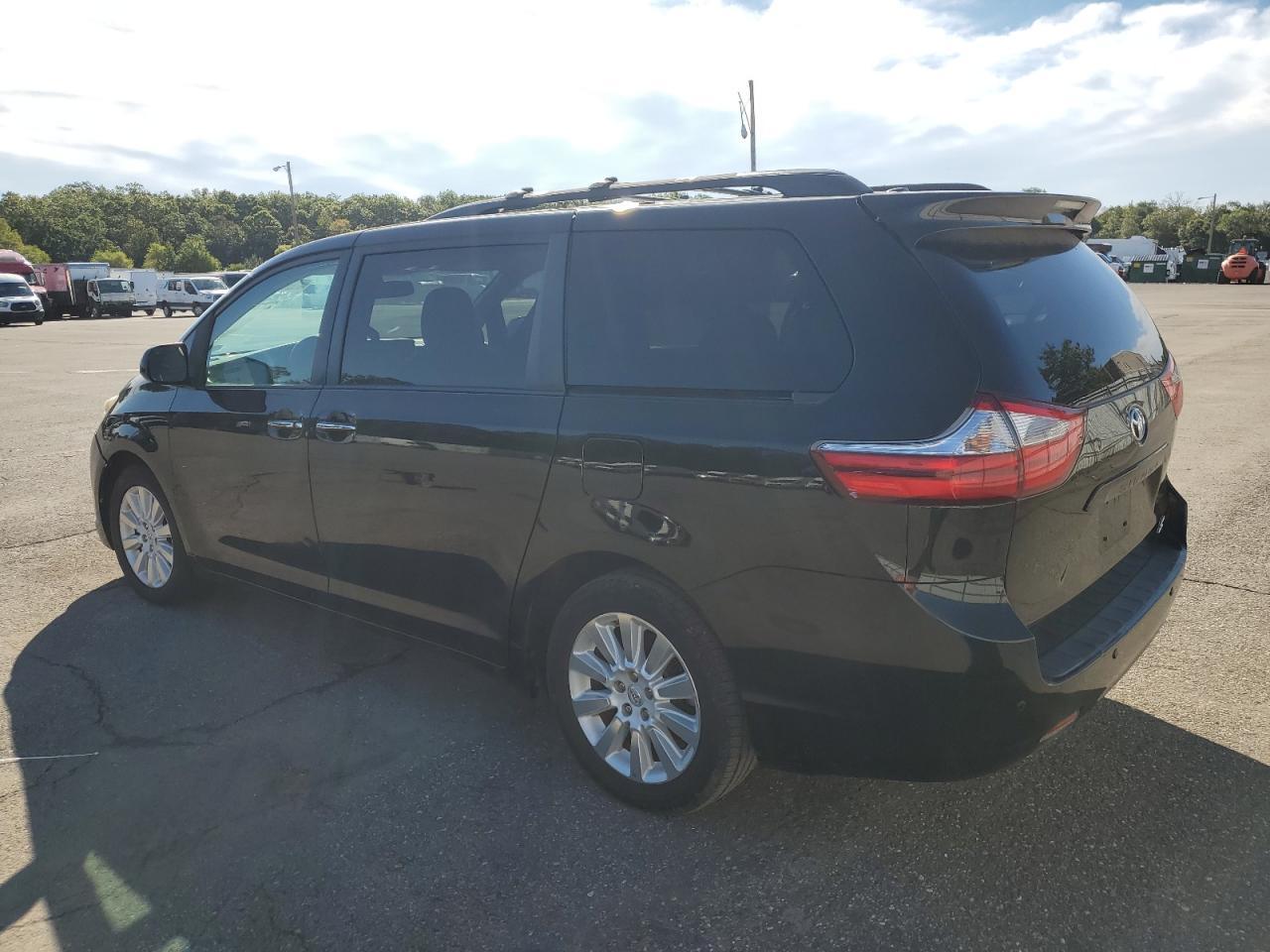 2015 Toyota Sienna Xle - Image 2