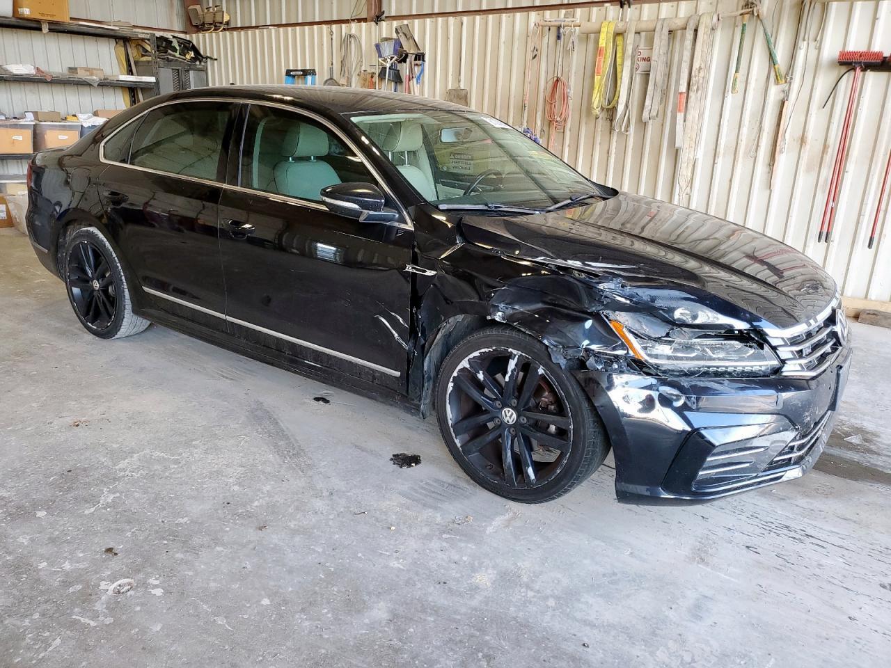 2017 Volkswagen Passat R-Line - Фото 4