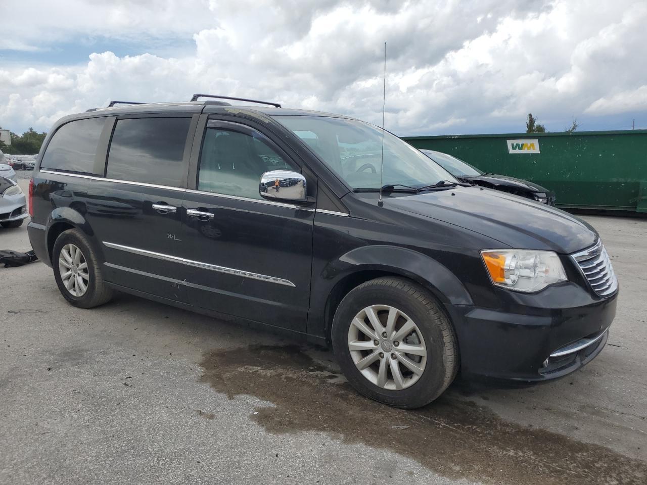 2014 Chrysler Town & Country Limited - Image 4