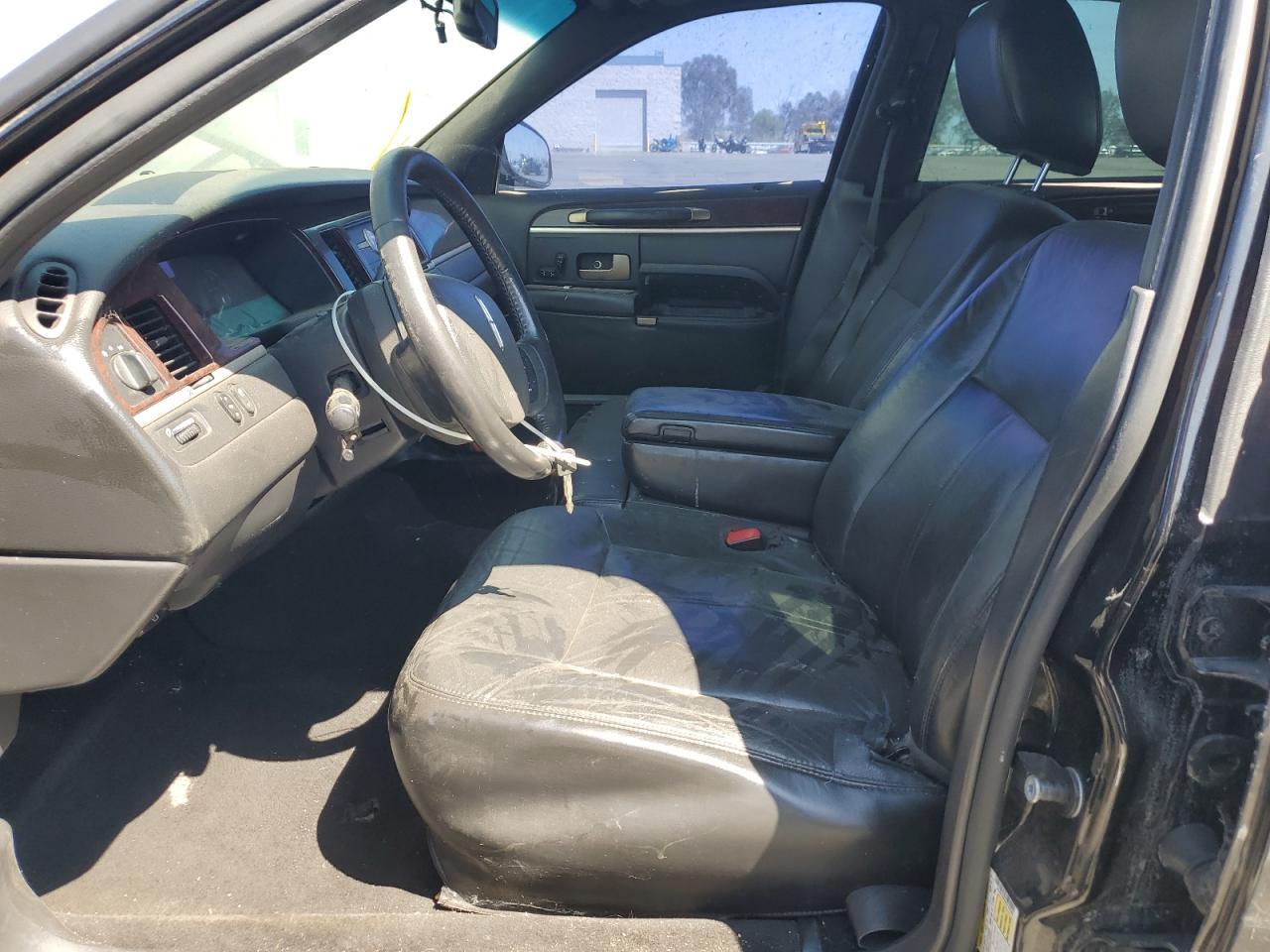 2011 Lincoln Town Car Executive L - Фото 7