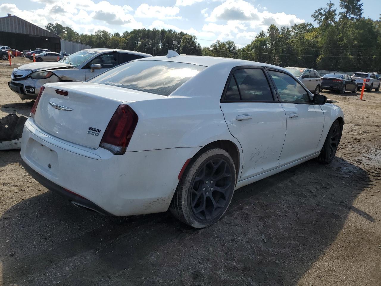 2020 Chrysler 300 Touring - Фото 3