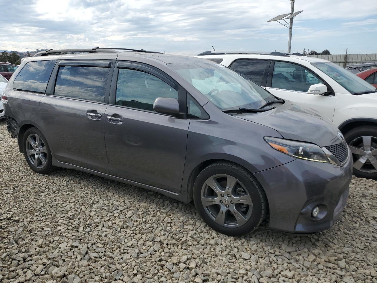 2017 Toyota Sienna Se - Фото 4