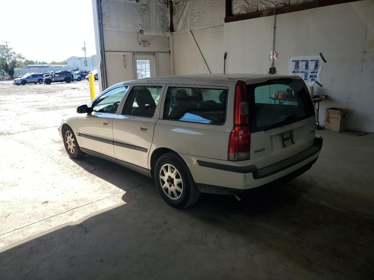 2001 Volvo V70 - Image 2
