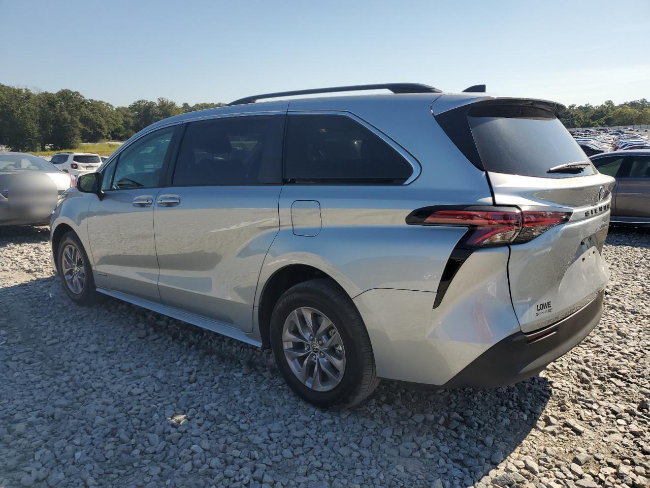 2021 Toyota Sienna Le - Фото 2