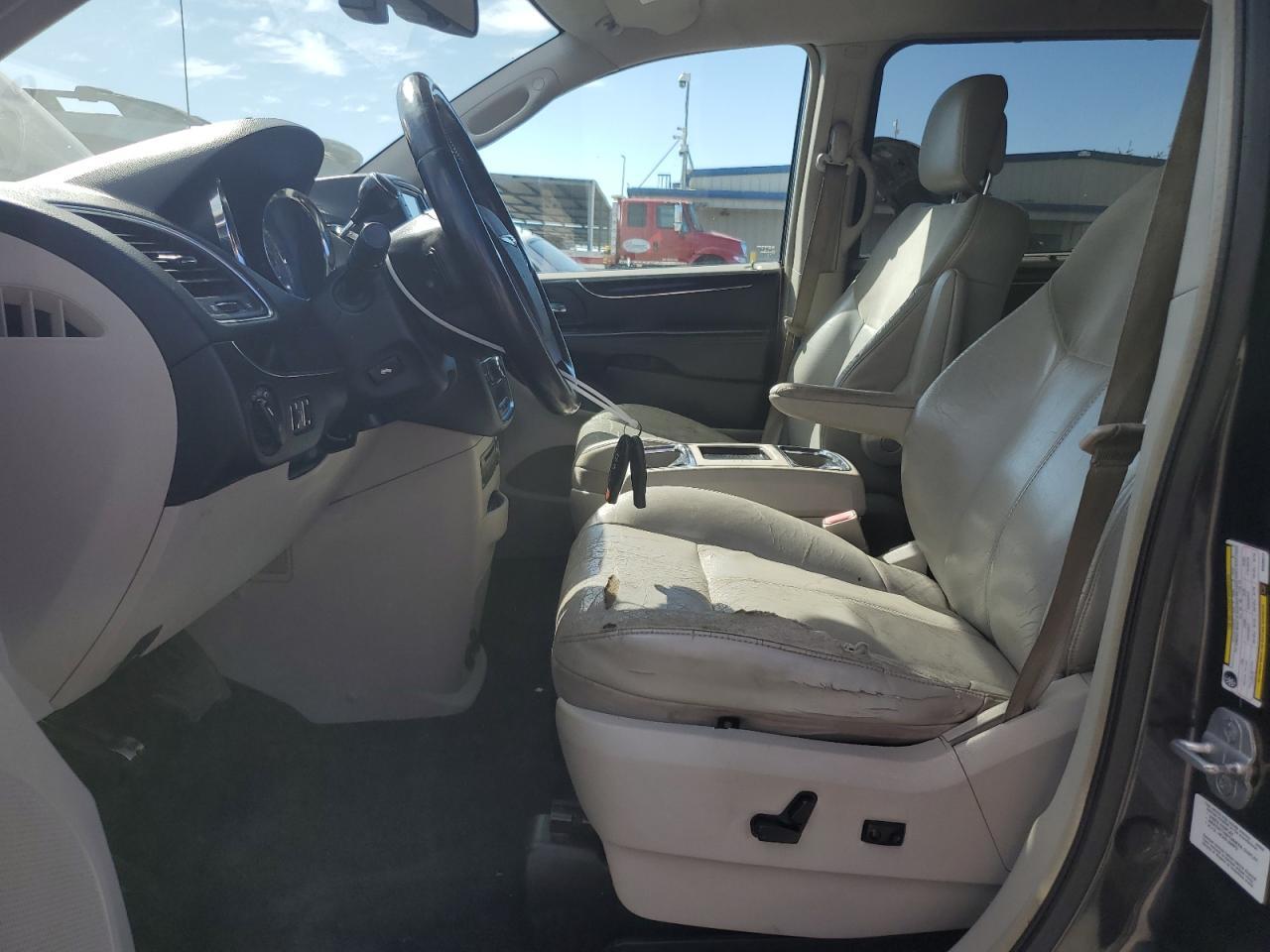 2011 Chrysler Town & Country Limited - Фото 7