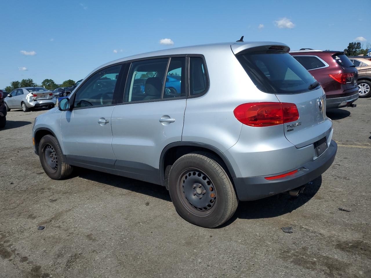 2017 Volkswagen Tiguan S - Фото 2