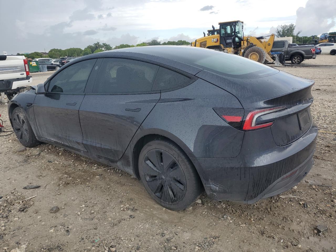 2024 Tesla Model 3 - Фото 2