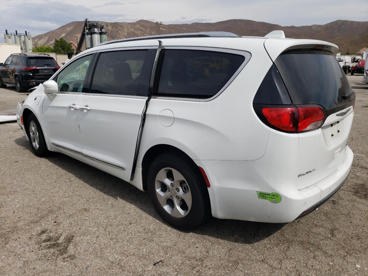 2018 Chrysler Pacifica Hybrid Touring L - Фото 2