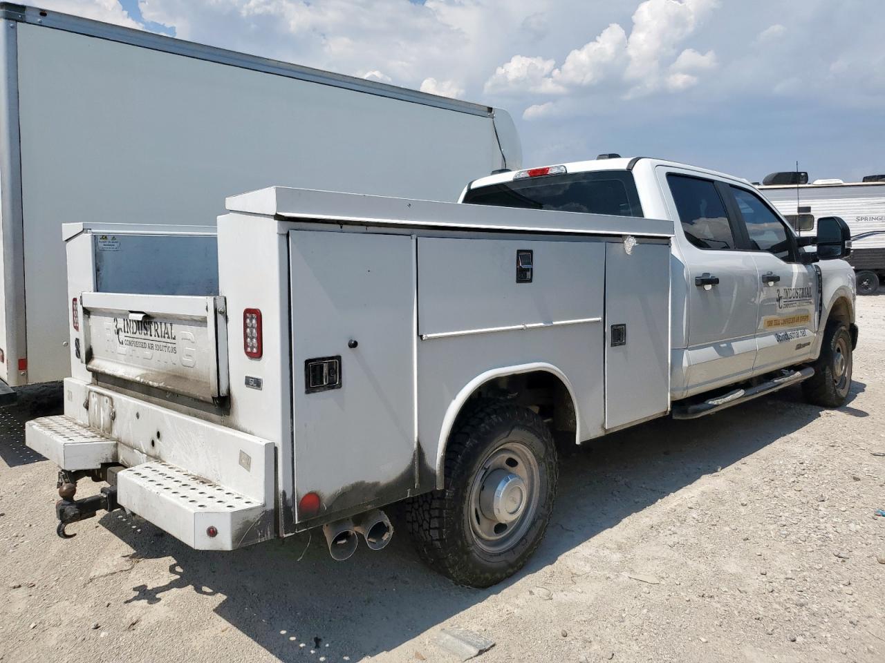 2023 Ford F350 Super Duty - Фото 3