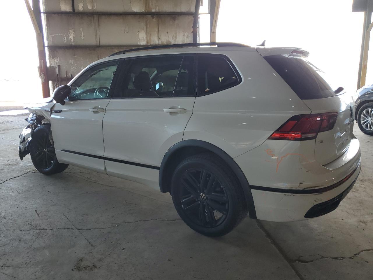 2022 Volkswagen Tiguan Se R-Line Black - Image 2