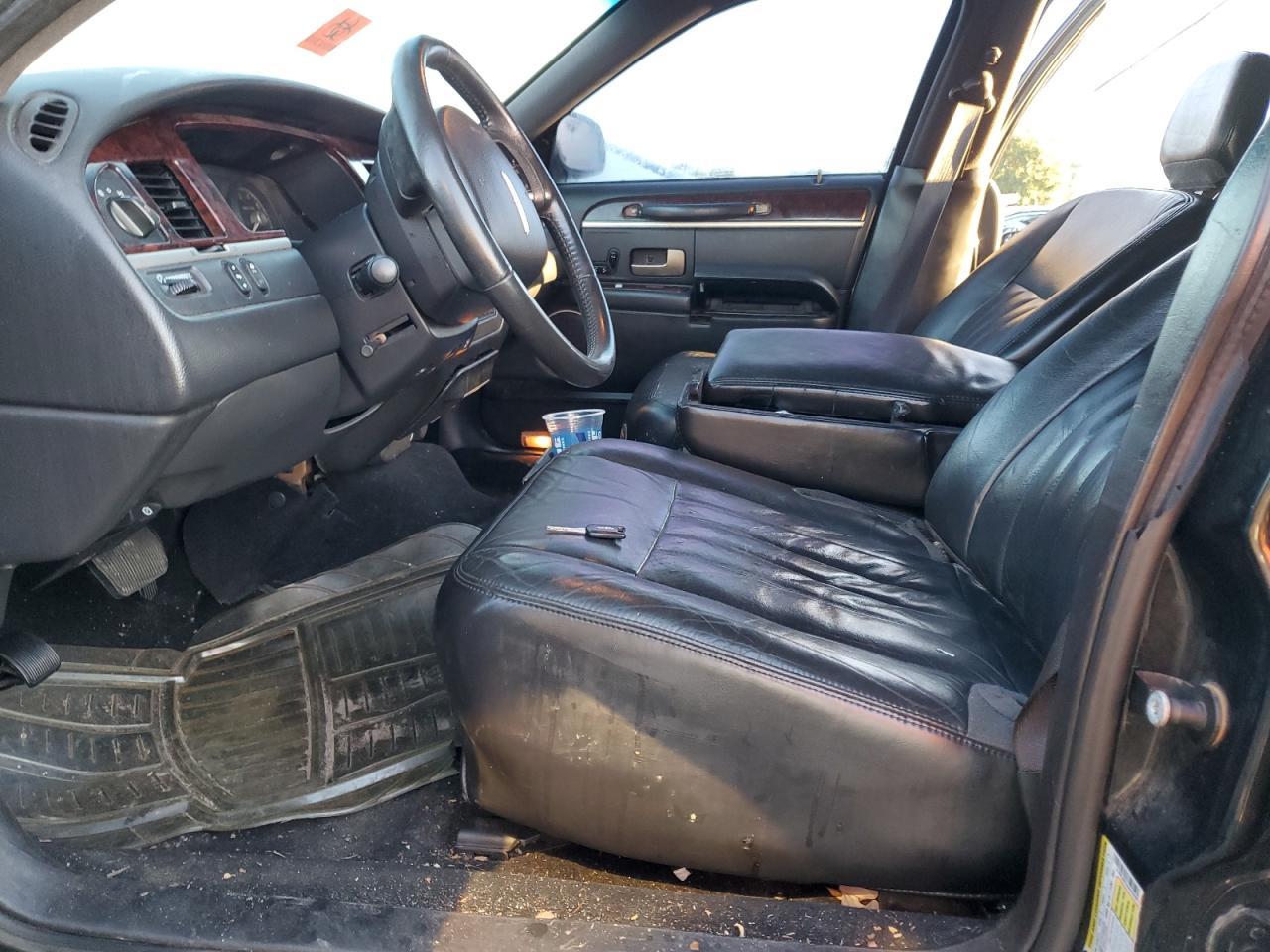 2010 Lincoln Town Car Executive L - Фото 7