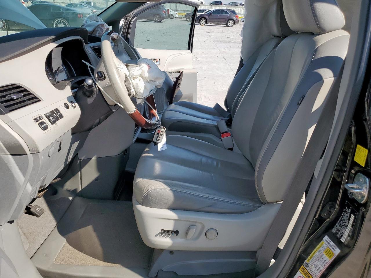 2011 Toyota Sienna Xle - Image 7