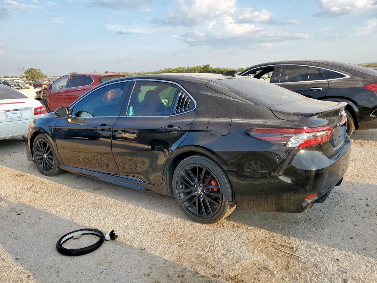 2021 Toyota Camry Xse - Фото 2