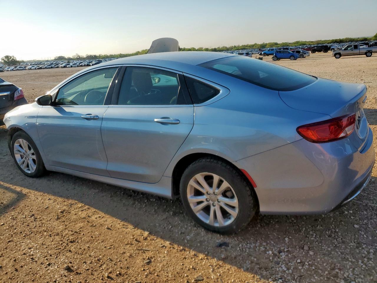 2015 Chrysler 200 Limited - Фото 2