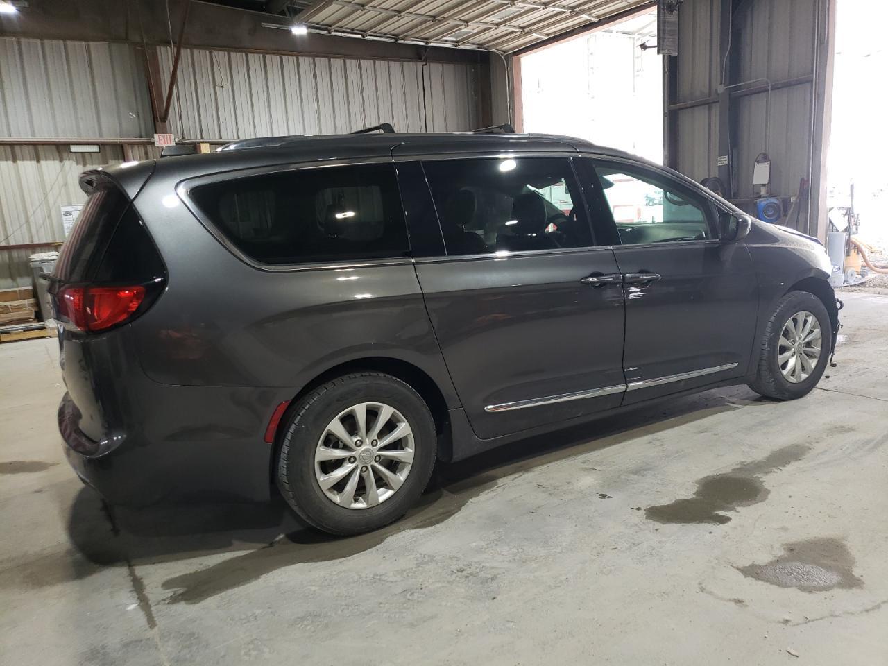 2019 Chrysler Pacifica Touring L - Image 3