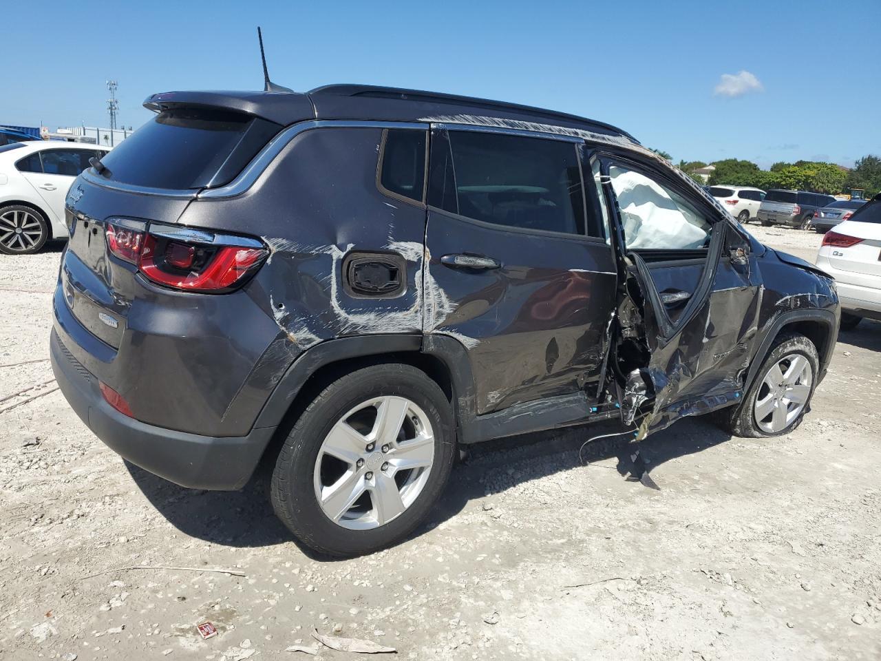 2022 Jeep Compass Latitude - Image 3