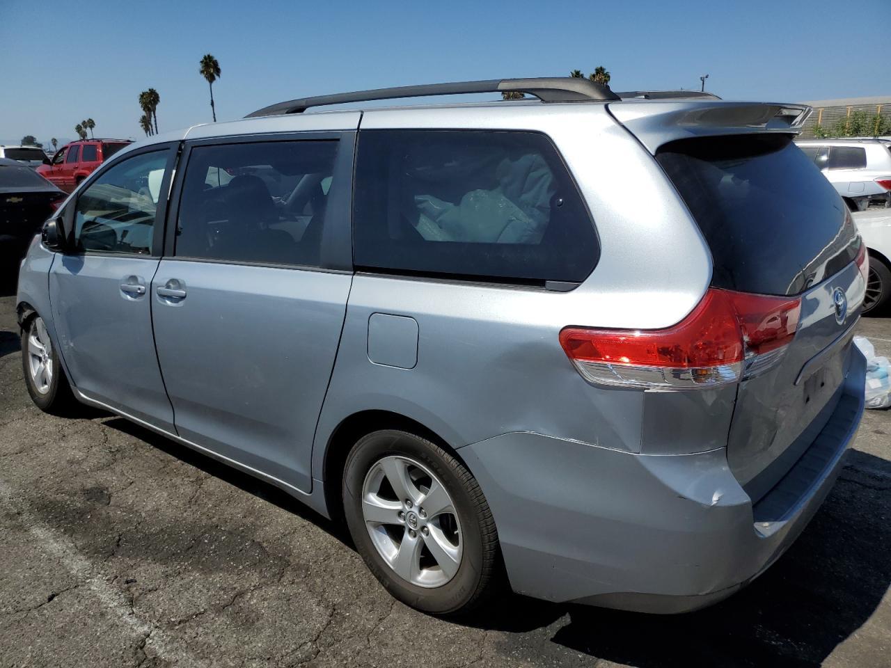 2014 Toyota Sienna Le - Image 2