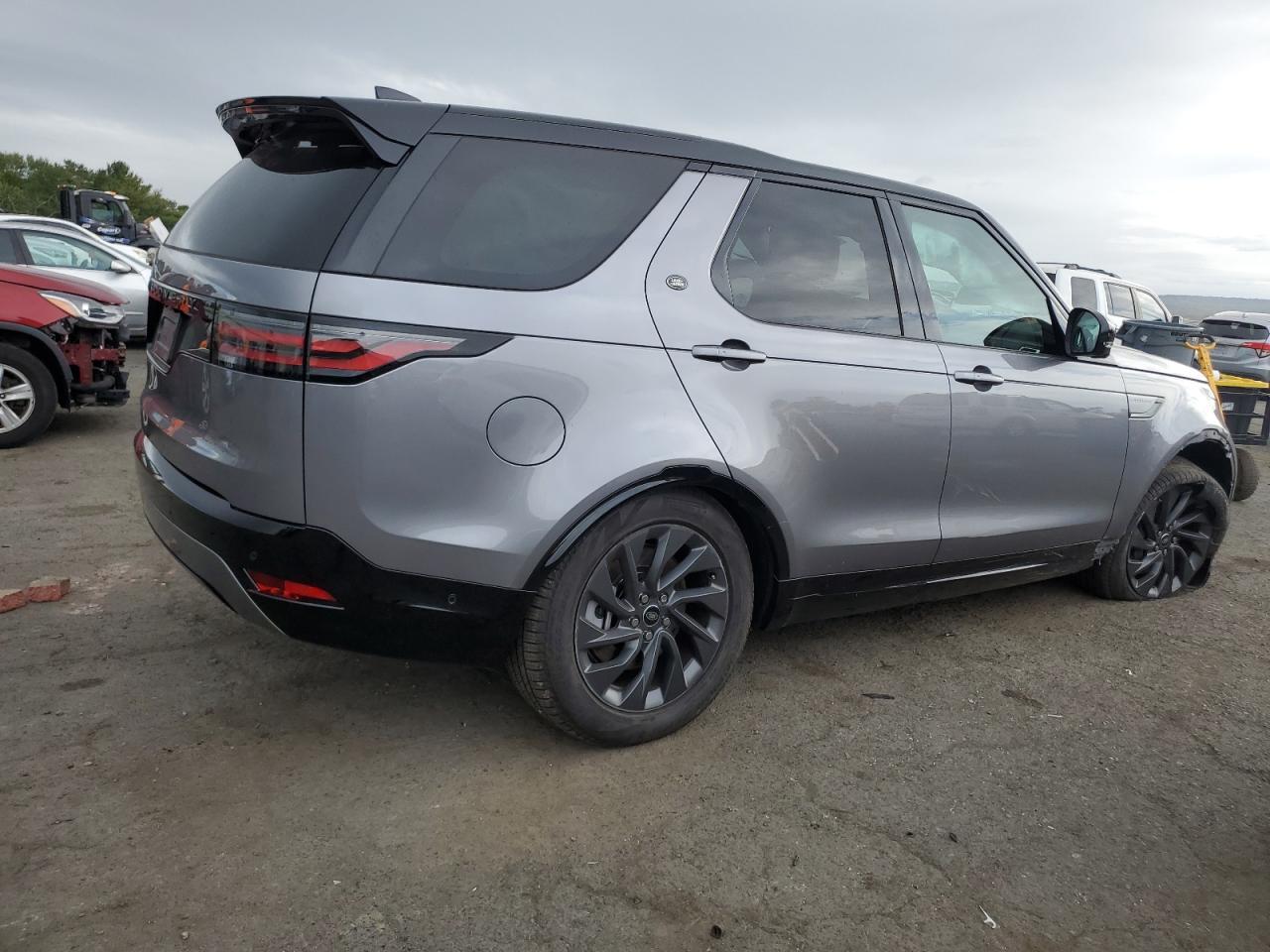 2024 Land Rover Discovery Dynamic Se - Image 3