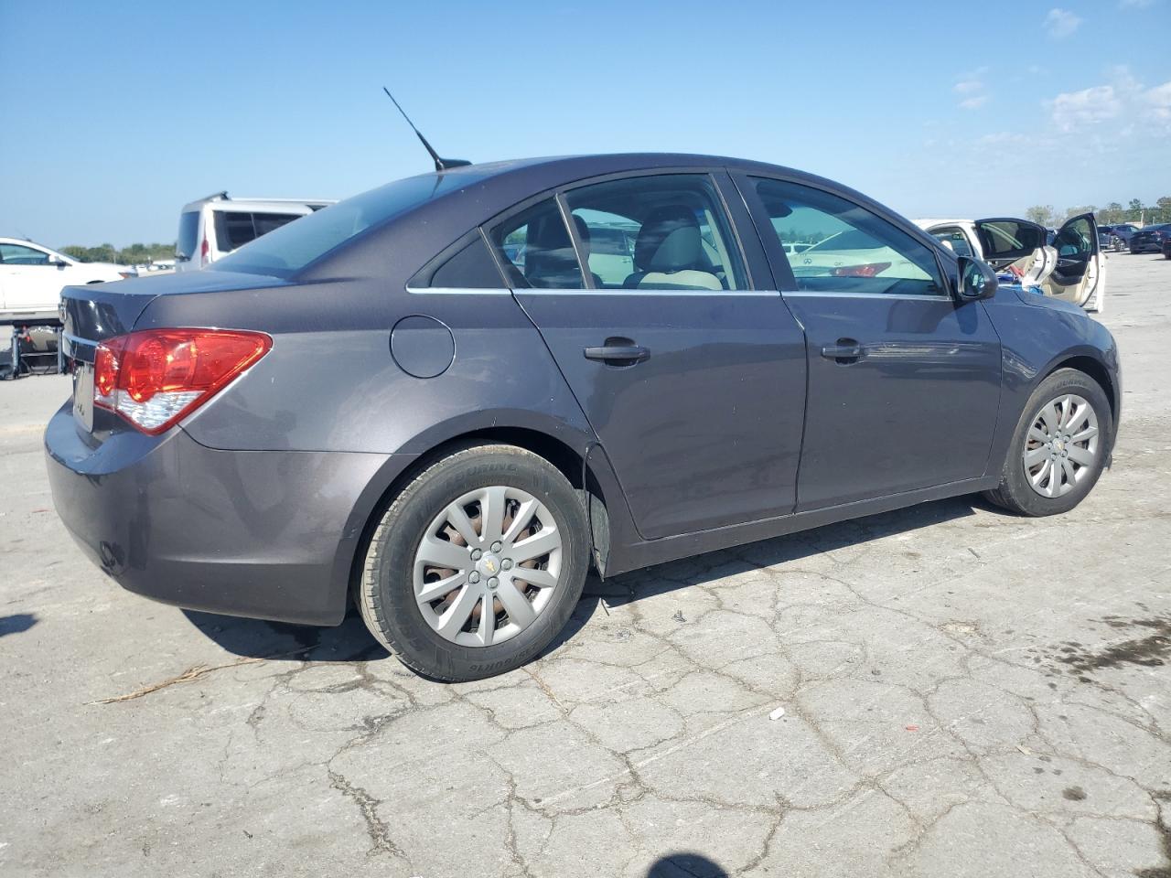 2011 Chev Cruze Ls - Фото 3