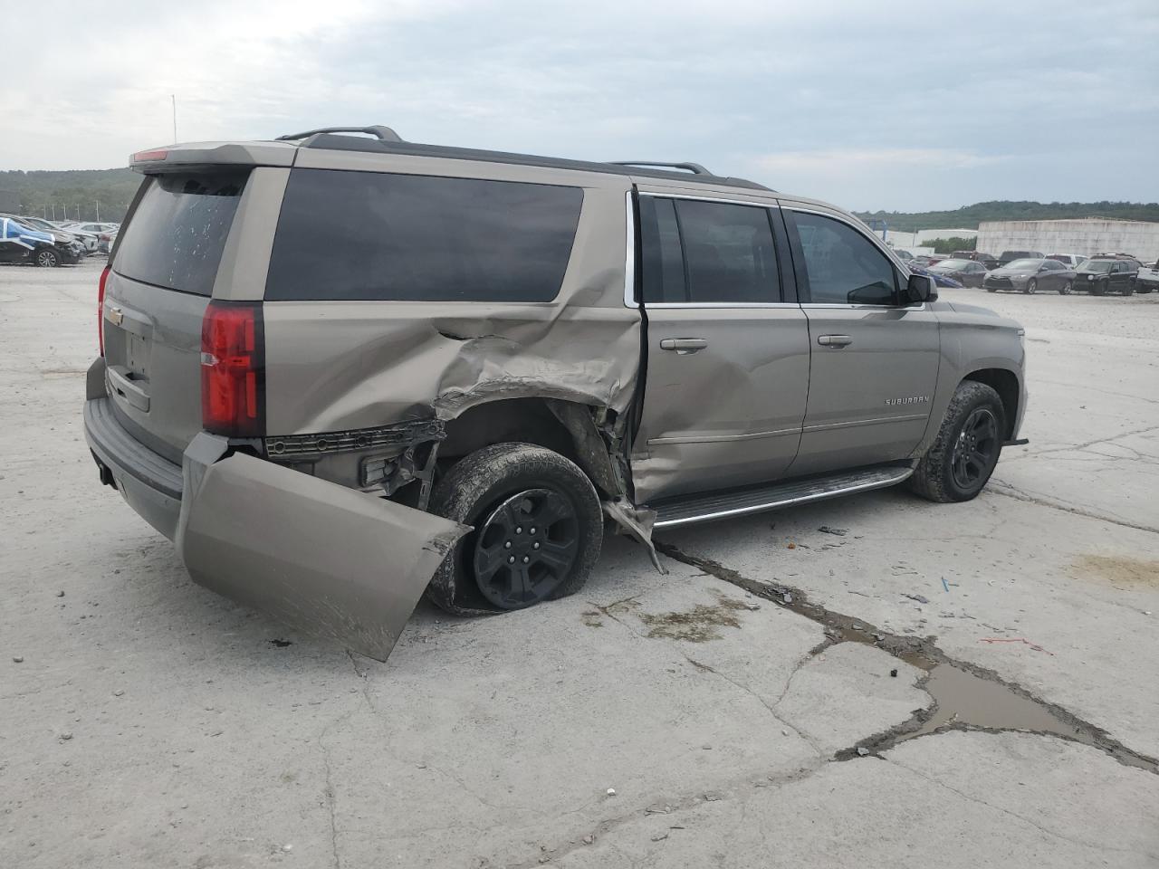 2017 Chevrolet Suburban K1500 Ls - Фото 3