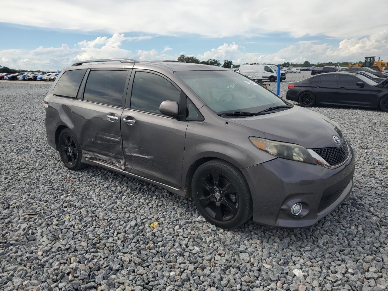 2013 Toyota Sienna Sport - Фото 4