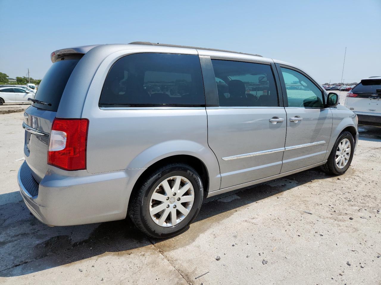 2016 Chrysler Town & Country Touring - Фото 3