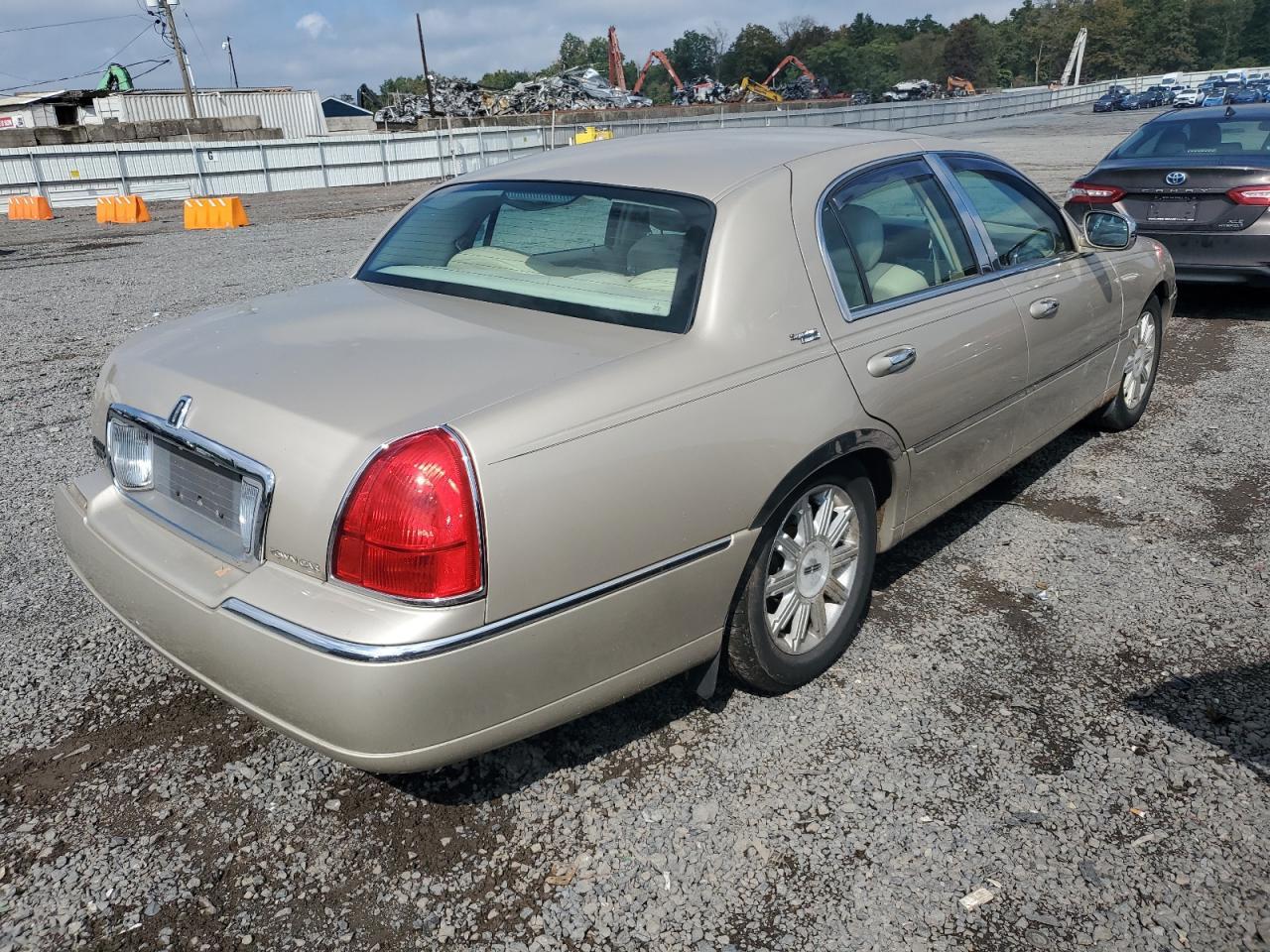 2008 Lincoln Town Car Signature Limited - Image 3