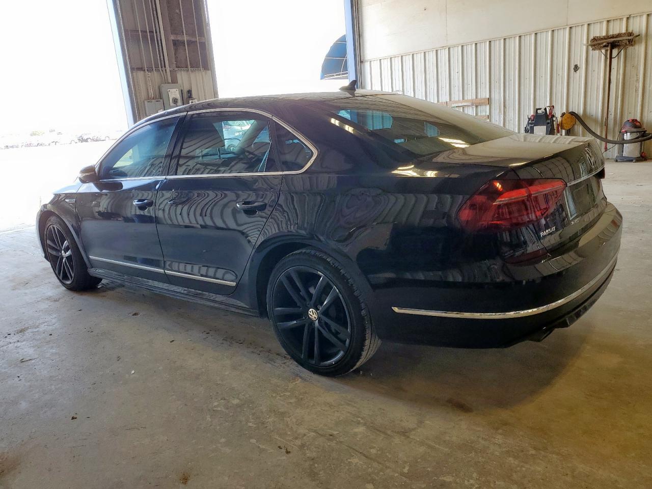 2017 Volkswagen Passat R-Line - Фото 2