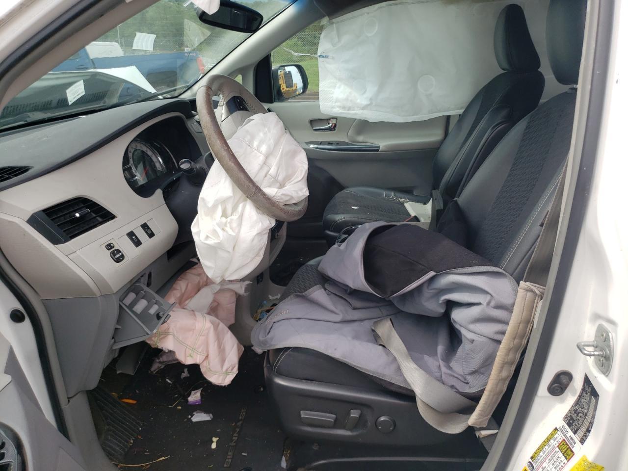 2013 Toyota Sienna Sport - Фото 7