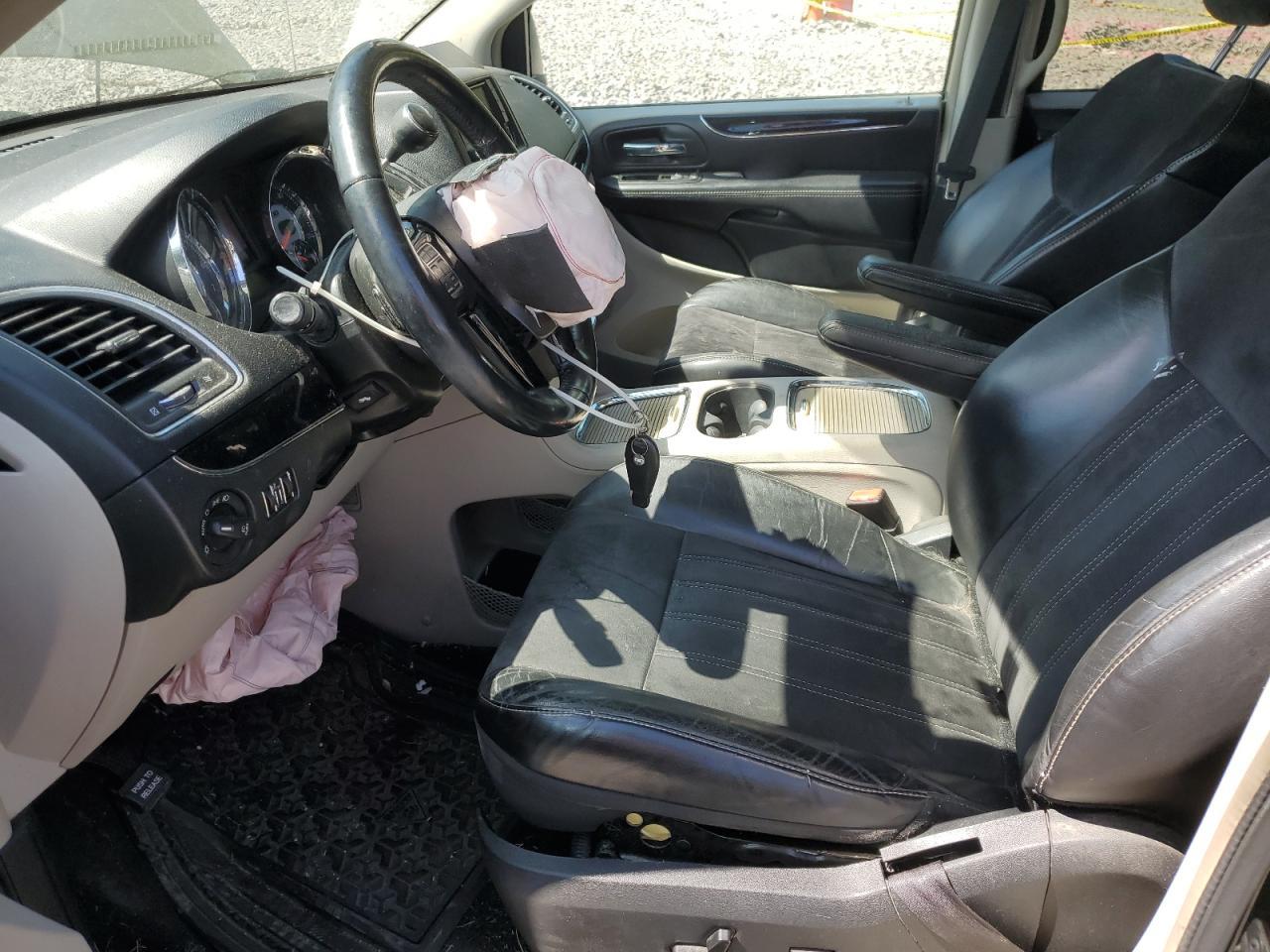 2014 Chrysler Town & Country Touring L - Image 7