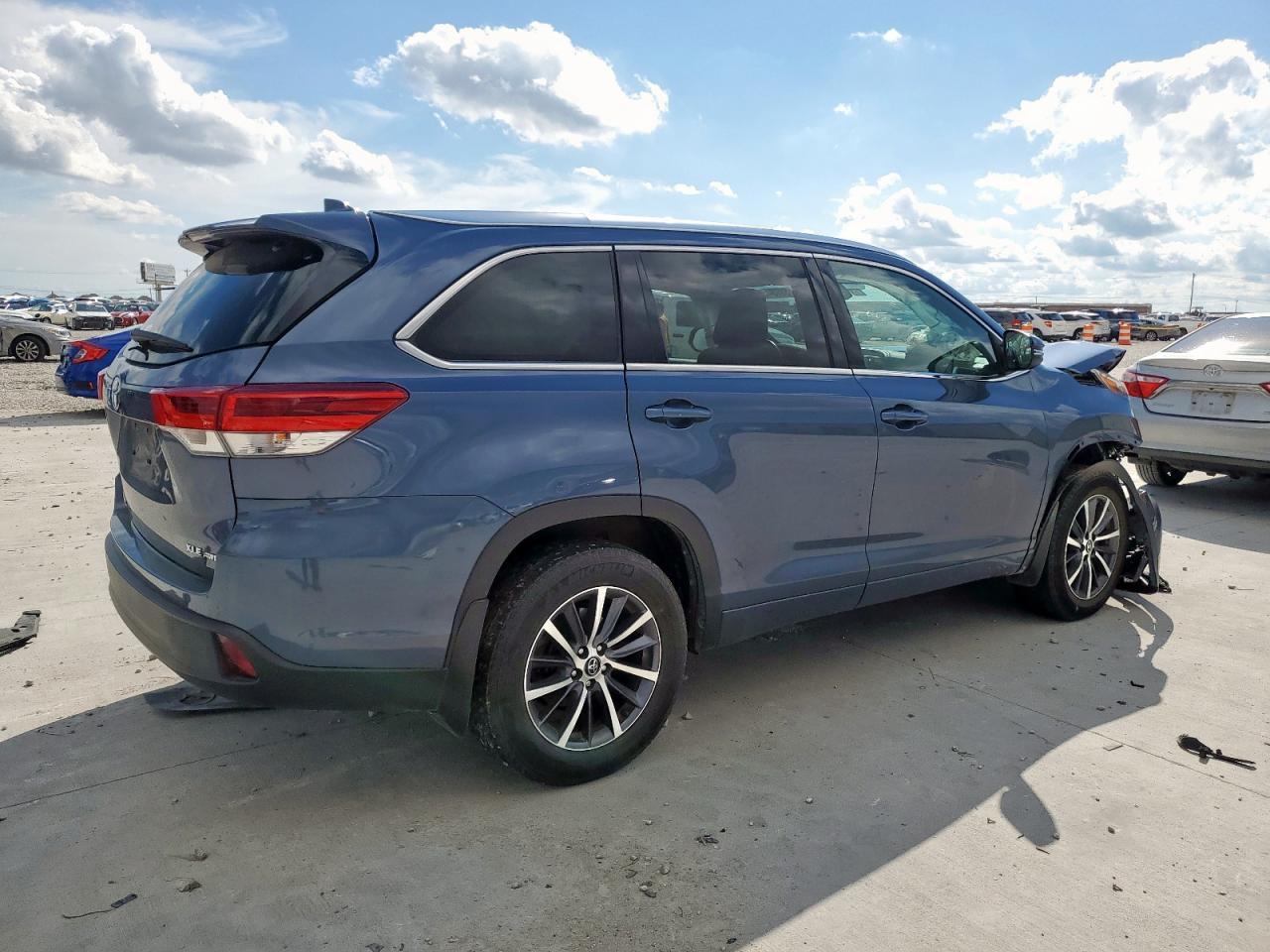 2018 Toyota Highlander Se - Image 3