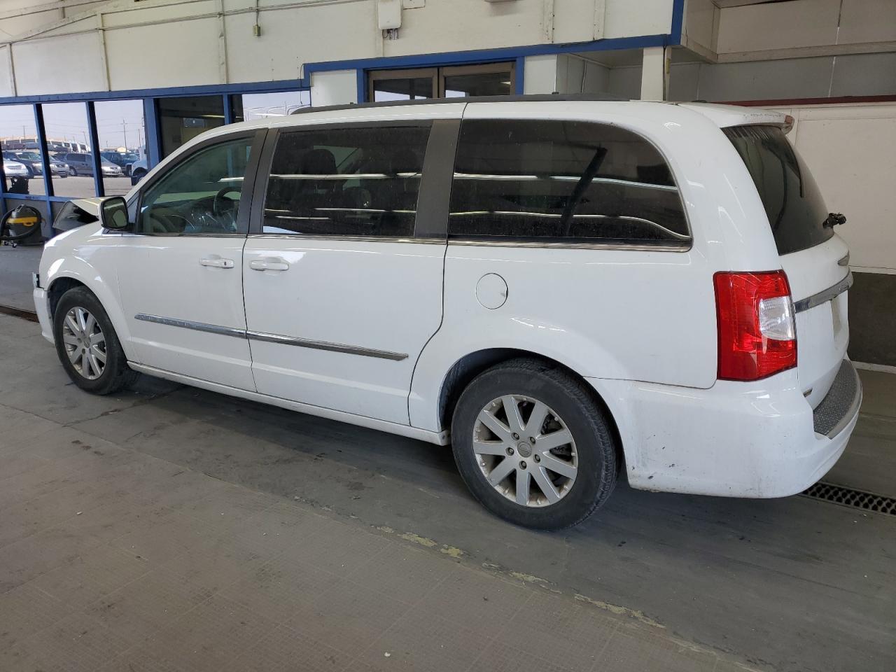 2015 Chrysler Town & Country Touring - Image 2