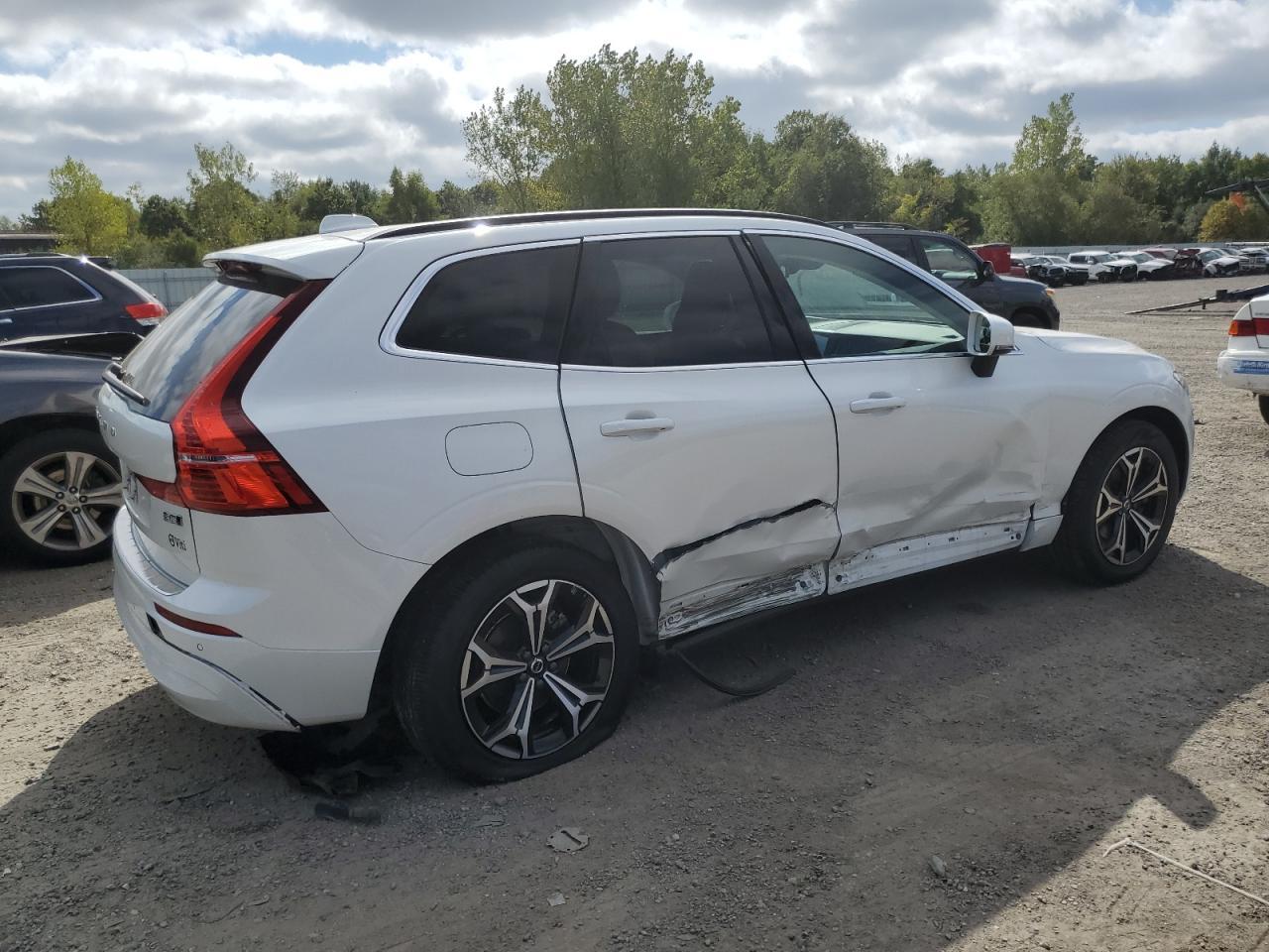 2022 Volvo Xc60 B5 Momentum - Image 3