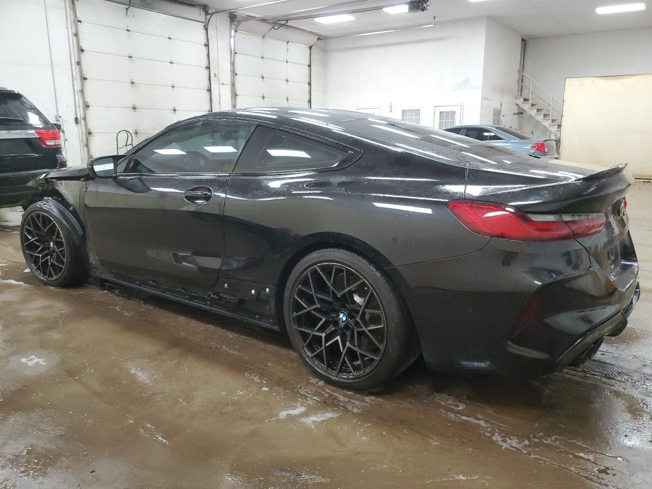 2022 BMW M8 - Фото 2