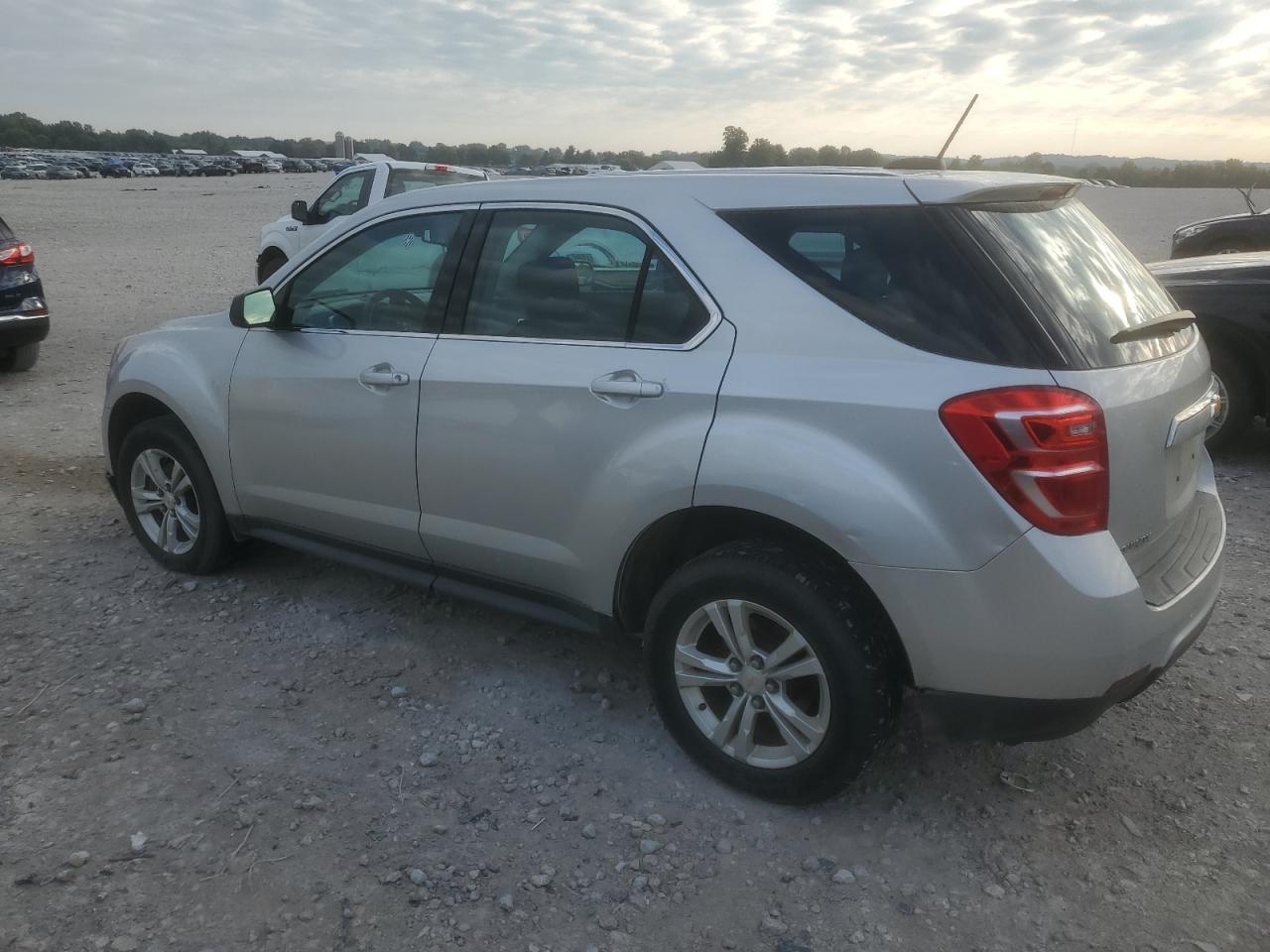 2017 Chevrolet Equinox Ls - Фото 2